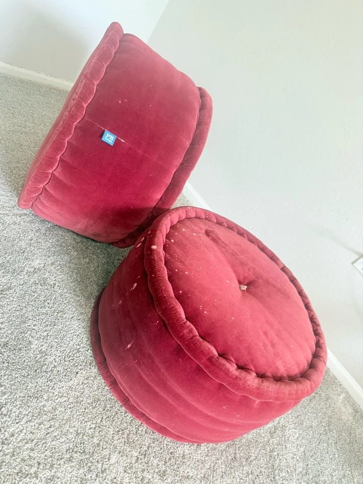 2 taburete de tocador multifunción Pottery Barn Teen otomano de terciopelo rojo, reposapiés Foto 2 de 4