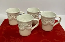 Set Of 4 Vintage St. Nicholas Square Traditions COFFEE MUGs Bow & Garland 12 oz
