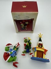 Lote De 3 Adornos De Colección Sello Grinch Árbol Napper 50ª Chimenea y Regalos