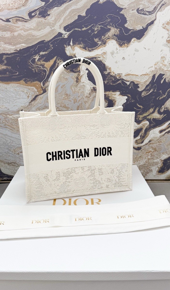 バッグ christianDior Christian Dior Embroidered 3D Macrame D-Lace Sun Medium Book Tote