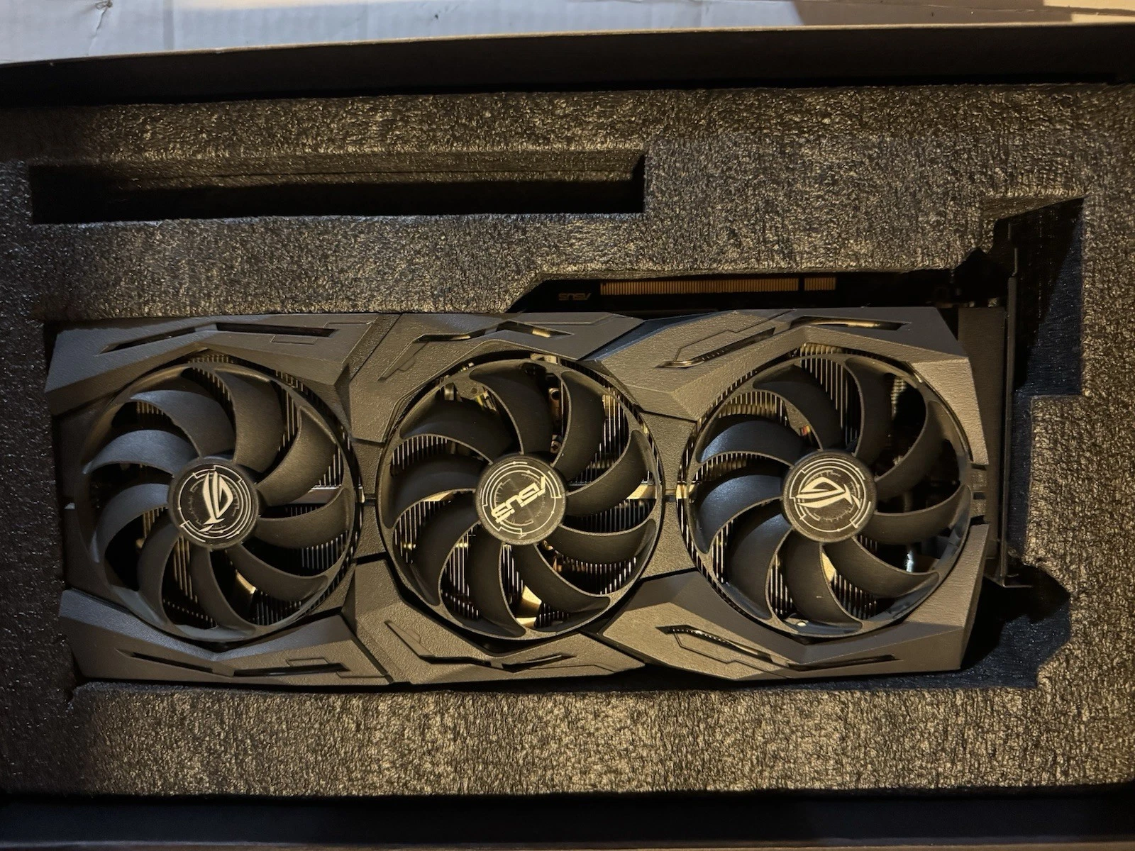 ASUS ROG Strix Radeon RX 5700 XT - Thumbnail 3