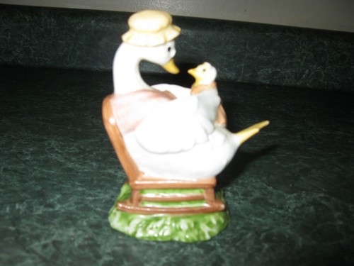 Vintage Mamma goose and baby figurine - Picture 3 of 6