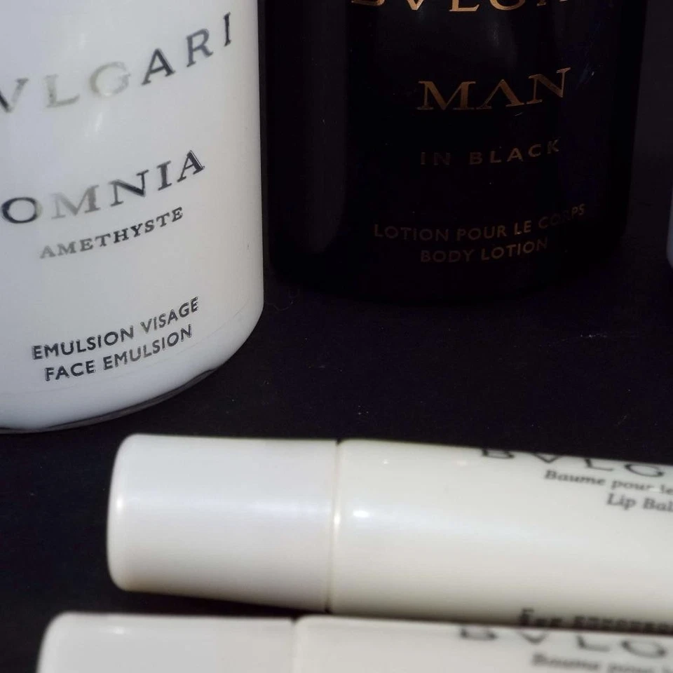 Hombre BVLGARI Aqva Omnia Hombre en Negro y Bálsamo Labial EMIRATOS Tejidos Lote Compacto Foto 3 de 4