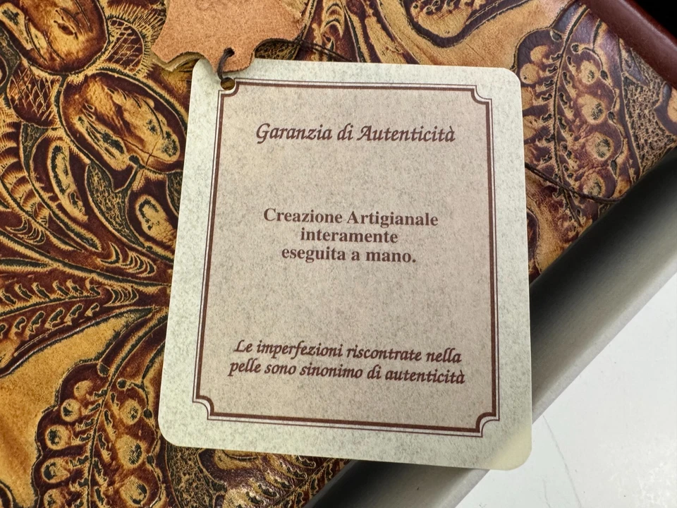 Álbum de fotos Vero Cuoio hecho a mano de cuero italiano 14x14" diseño floral mecanizado Foto 2 de 4