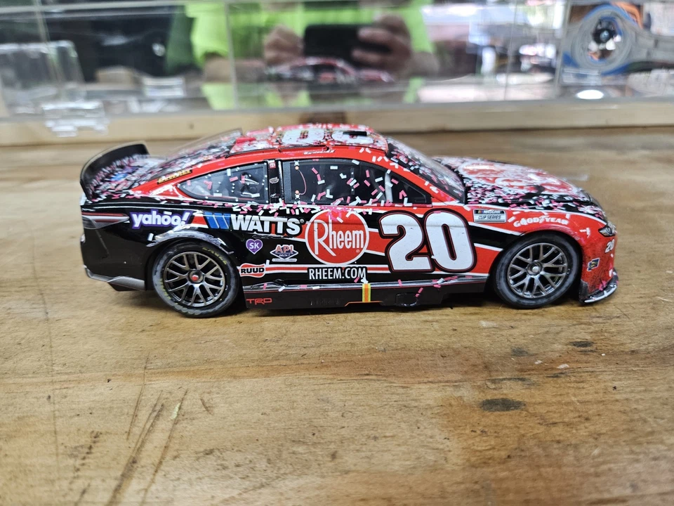 Toyota Rheem 2022 autografiado por Christopher Bell New Hampshire Win diecast Foto 3 de 4