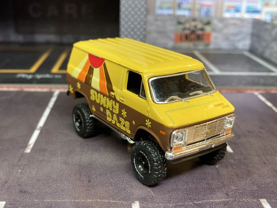1971 Chevy Van Lifted 4x4 Truck 1/64 Diecast Custom M2 Machines Customized 4WD - Image 3 of 4