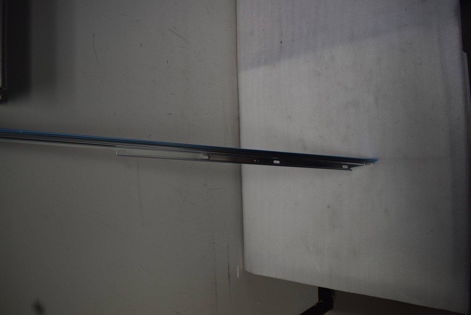 2017 MASERATI LEVANTE LEFT SIDE PROFILE MOLDING 