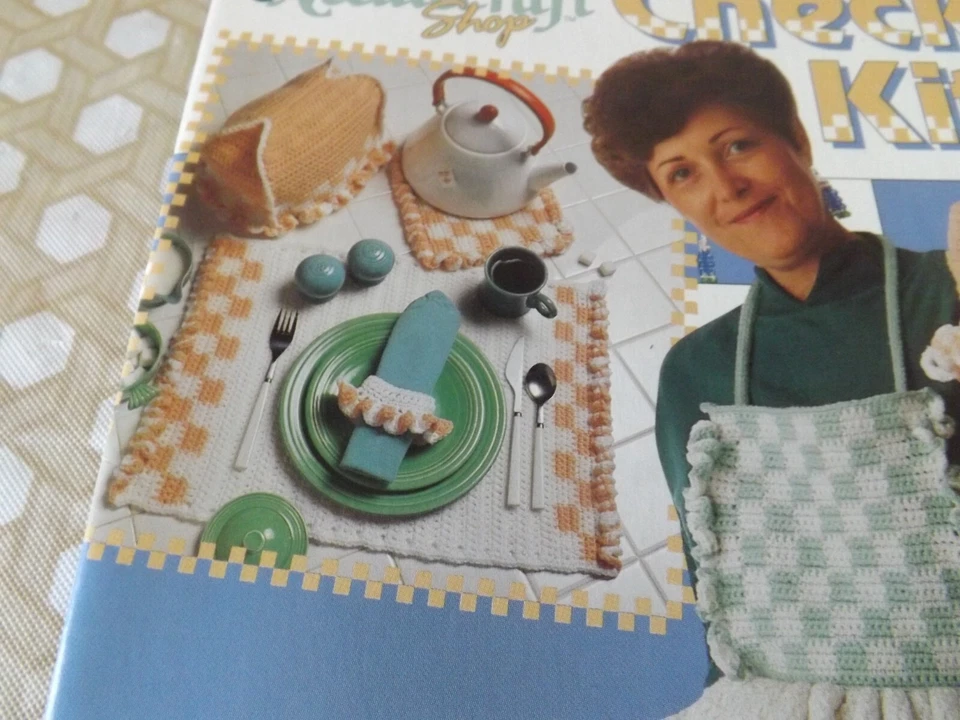 The Needlecraft Shop CROCHET CUADROS COCINA cubierta tostadora, almohadillas calientes, delantal ++ Foto 2 de 4