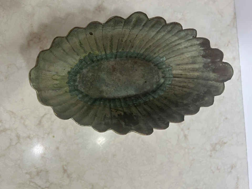 Maceta festoneada de metal galvanizado verde salvia con patas 4,5” H X 8,5” L X 5” W Foto 4 de 4