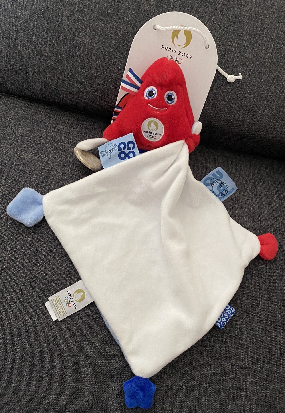 Mascotte JO Paris 2024 doudou plat pour apaiser bébé durant la sieste