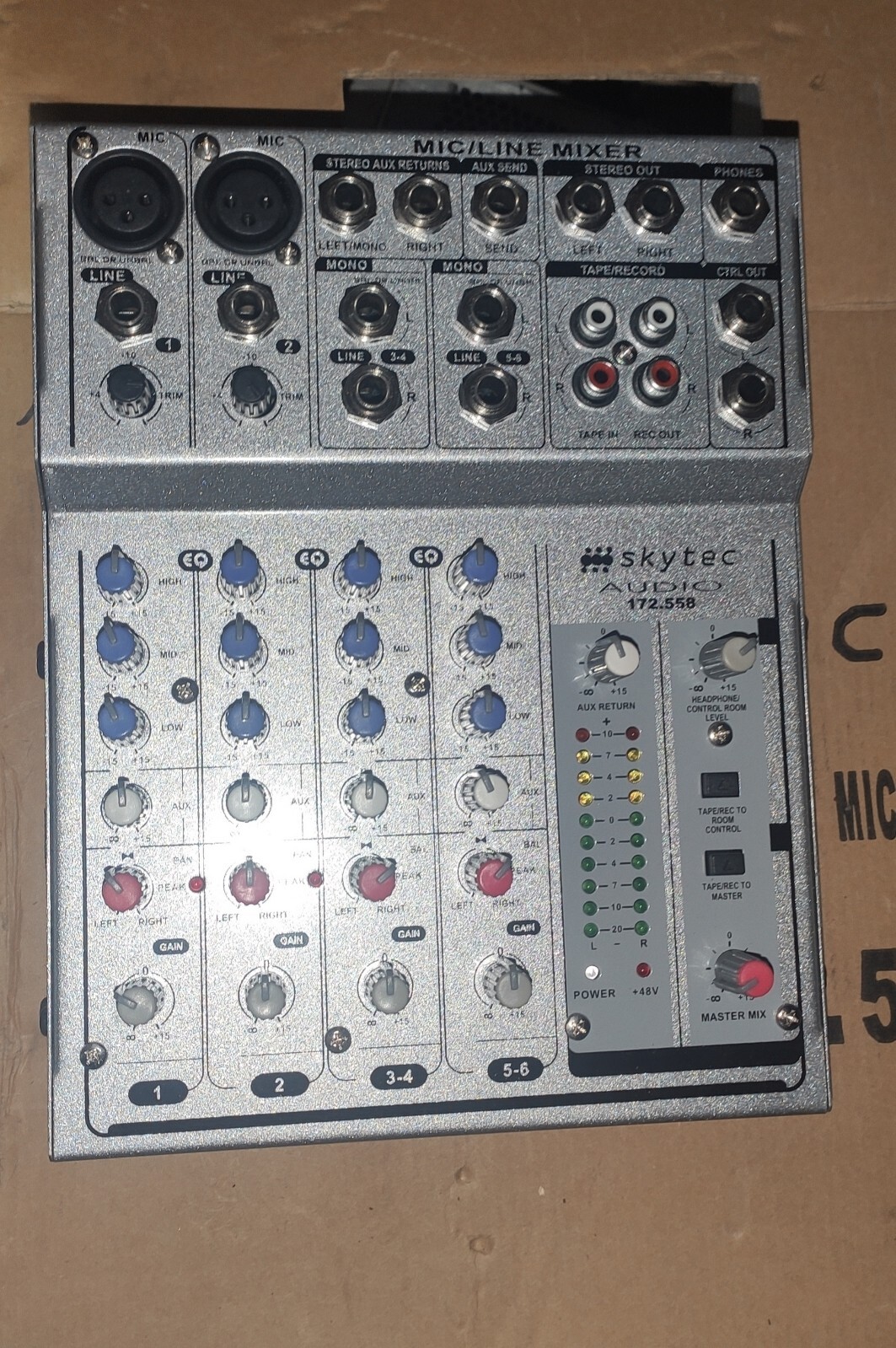 Mixer Skytec 172.558 avec 6 canaux et égaliseur intégré pour un son pur