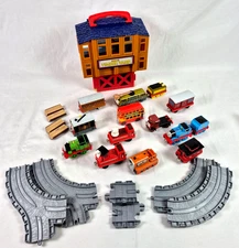 SODOR TIMBER YARD Thomas & Friends Train Playset + 2 Split Logs + 12 Vehicles