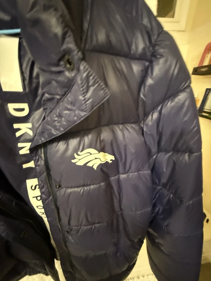 Chaqueta acolchada acanalada negra DKNY Sport Denver Broncos para mujer - talla XL Foto 4 de 4
