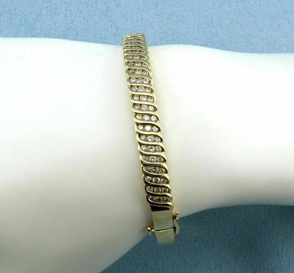 Brazalete brazalete de mujer enchapado en oro amarillo de 14 quilates de corte redondo de 3 quilates creado en laboratorio Foto 4 de 4