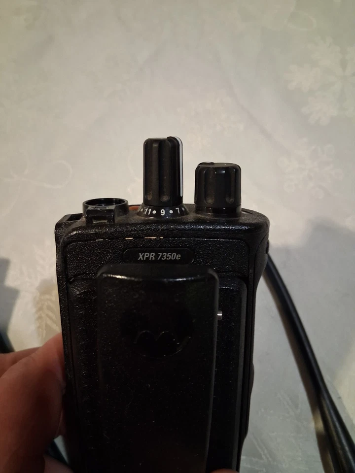 Lote de 2 radios de mano bidireccionales Motorola UHF Xpr7350E con 3 piezas de micrófonos de mano Foto 4 de 4