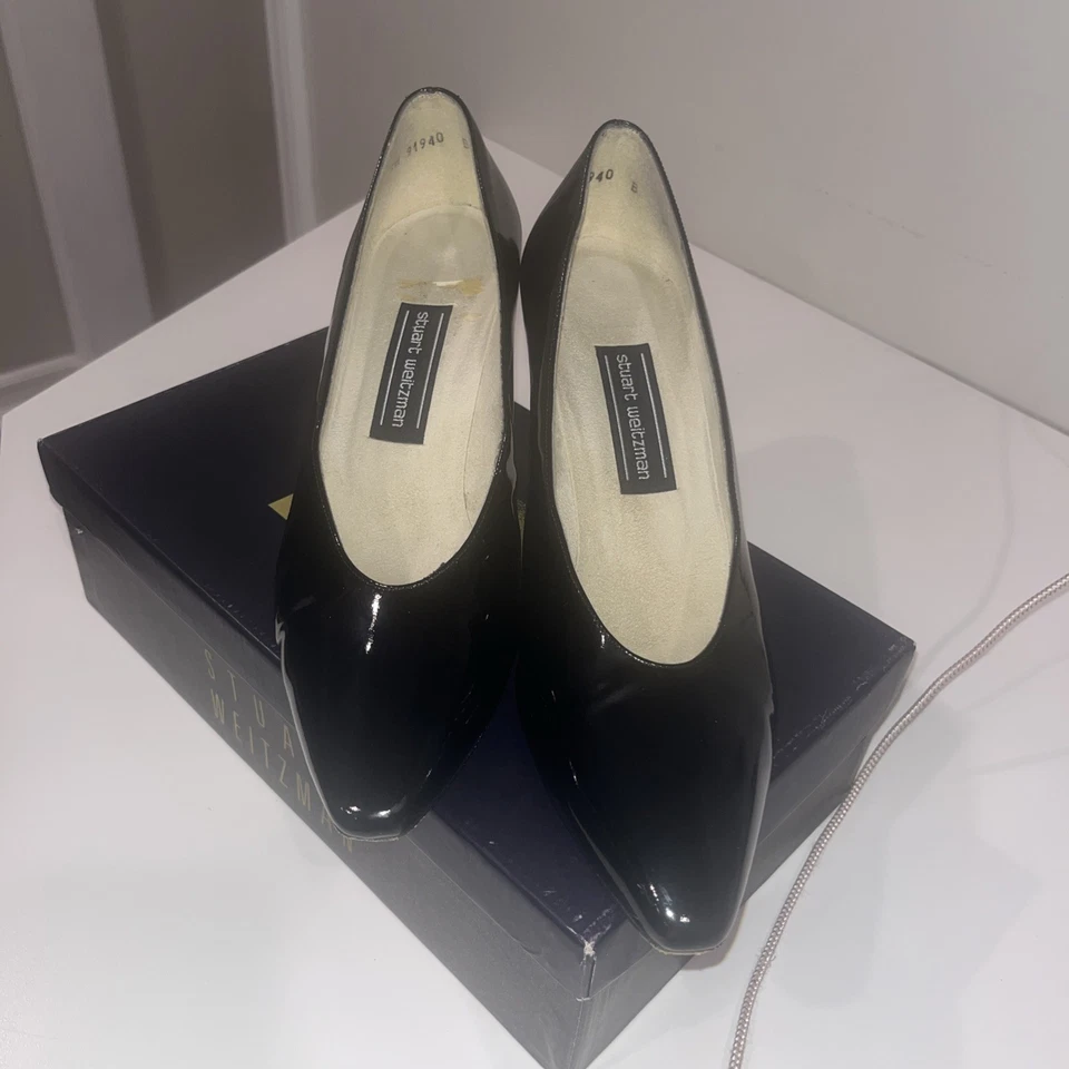 "Bomba Stuart Weitzman de charol negro con tachuelas en tacón de 2,75"" talla 8,5 B" Foto 3 de 4