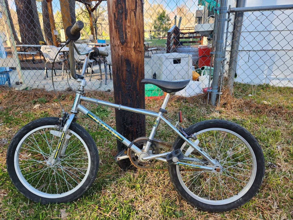 1984 SCHWINN PREDATOR P2200 BMX 20
