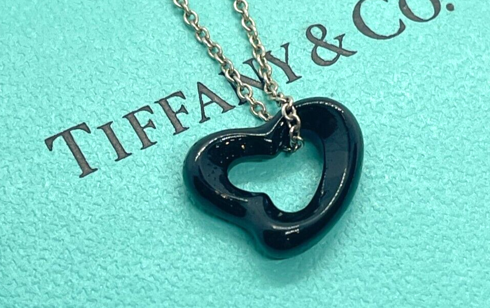TIFFANY & Co. Elsa Peretti Black Jade Open Heart Pendant TIFFANY & Co. Elsa Peretti Black Jade Open Heart Pendant
