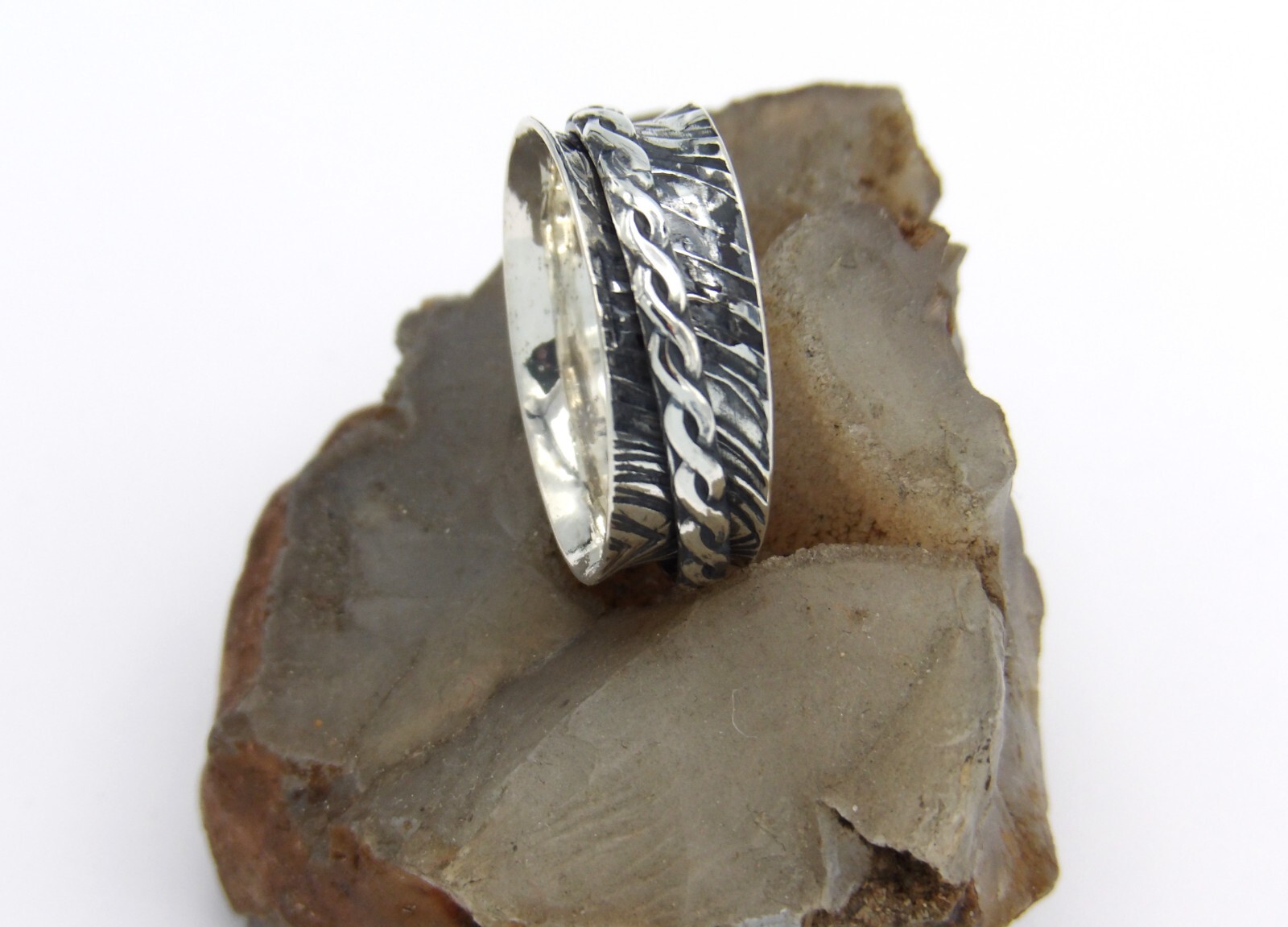 как выглядит Hand Made in USA Solid925Sterling Silver Oxidized Zebra Design Infinity Spinner фото