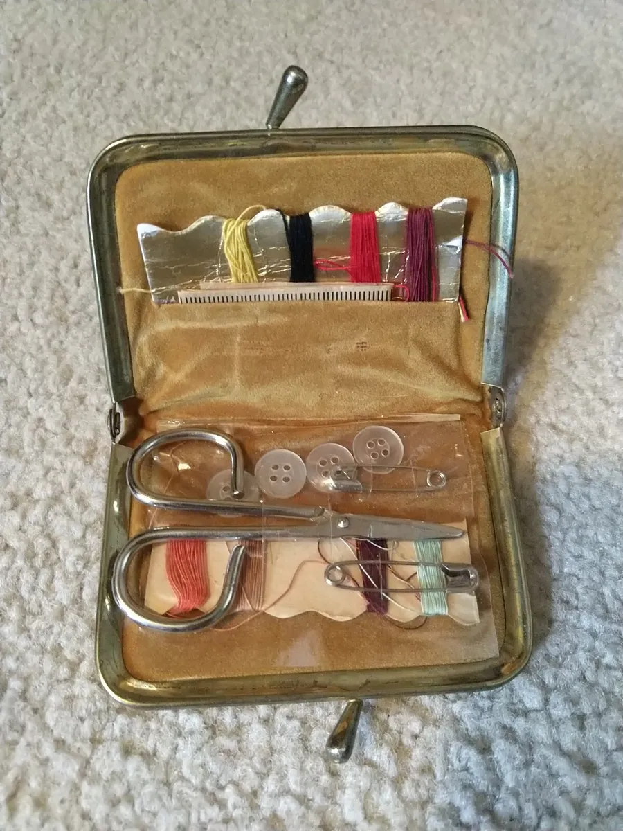 Vintage Small Sewing Kit Travel Size Gold Tone Pattern Shiny Kiss Closure