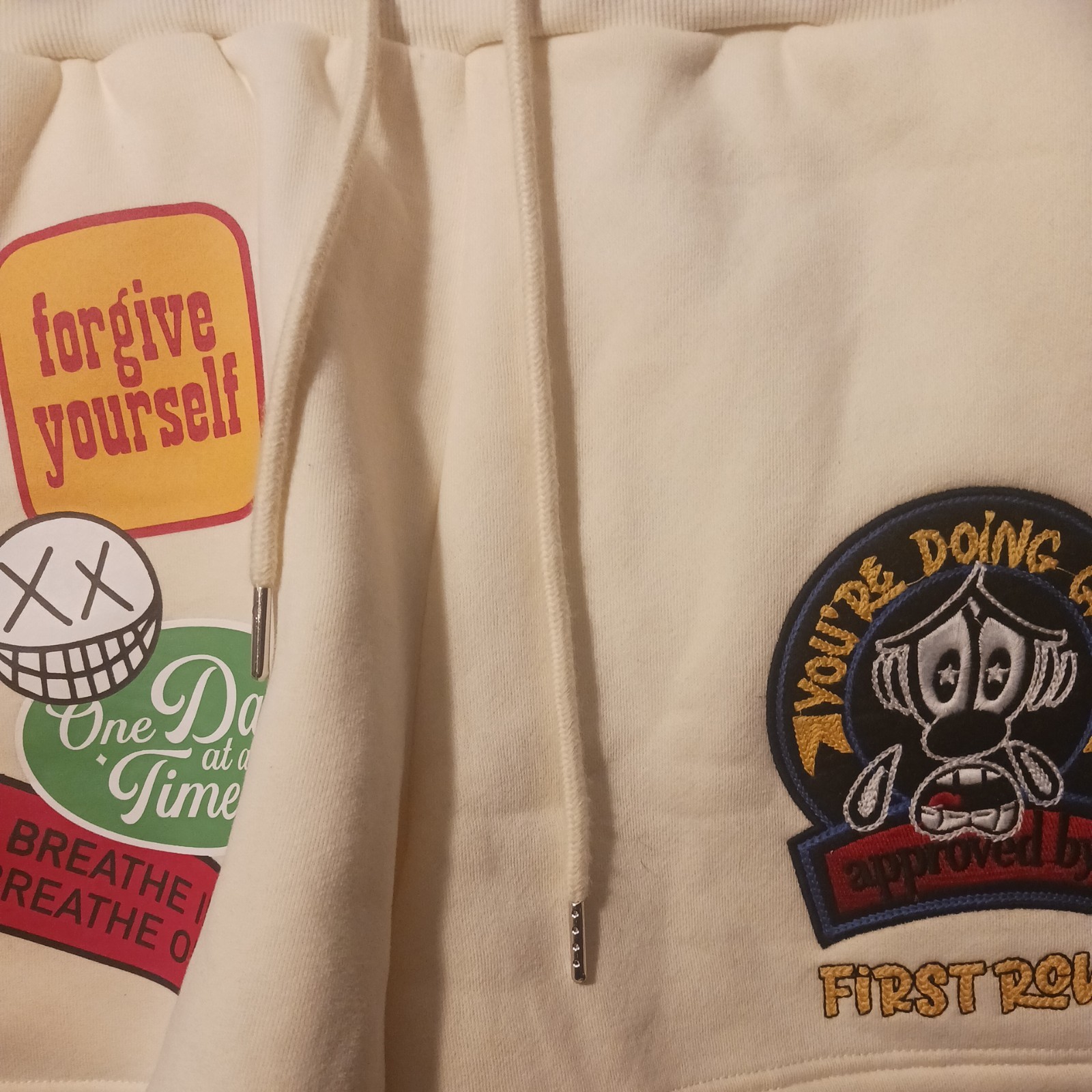 Pantaloncini corti in pile prima fila patch grafica panna uomo taglia L nuovi