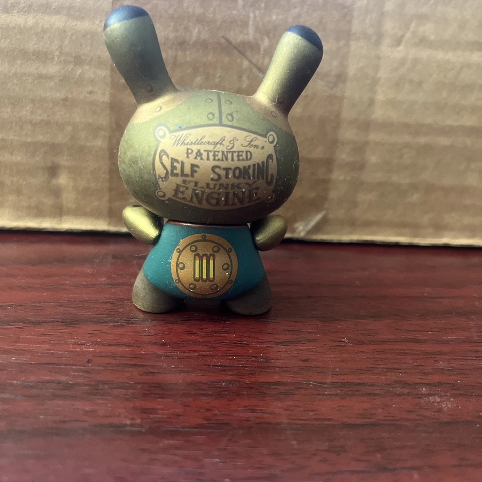 Boneco Kidrobot Dunny Self Stoking Flunky Engine - Doktor A - 2010 Series Loose - Imagem 3 de 4