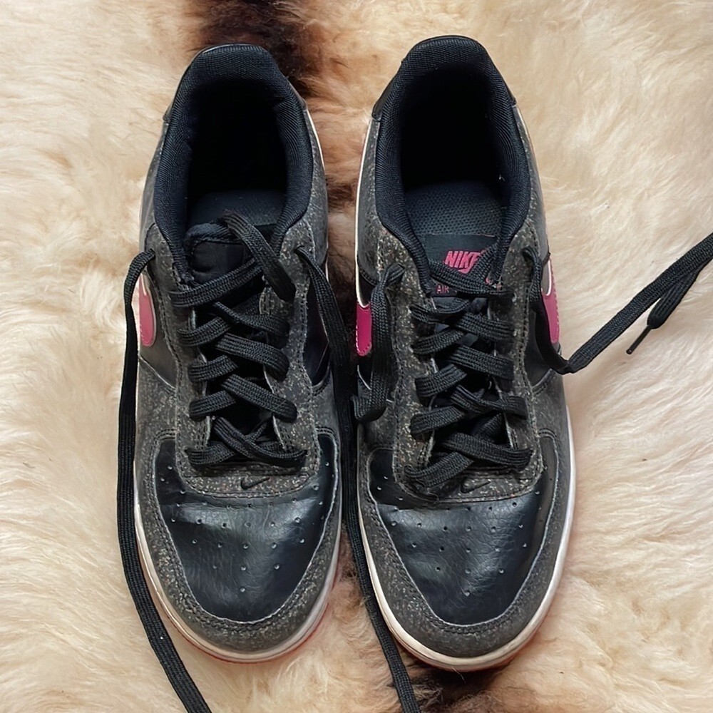 Nike Air Force 1s Low Black Vivid Pink Sneakers thumbnail 2