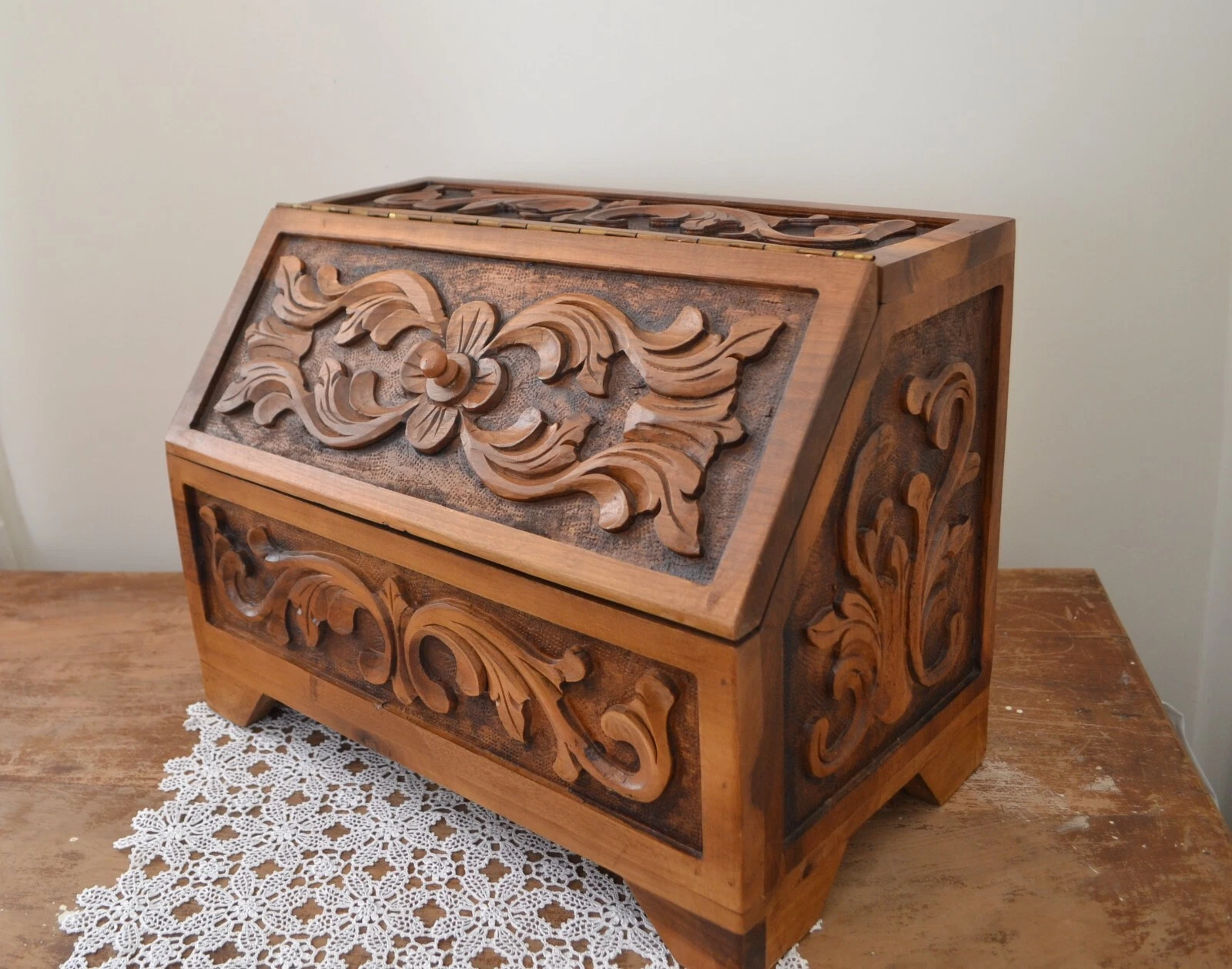 Walnut wood bread box, Hand carved wooden bread bin, Bread storage container
Opens in a new window o