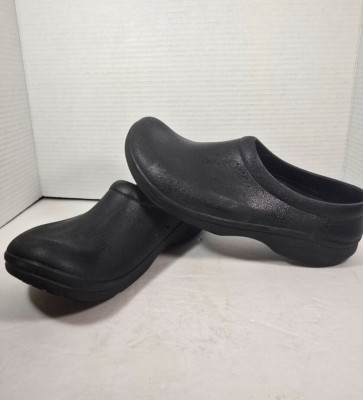 Crocs On the Clock Black Closed Toe Work Clog Sz M6/W8 Nurses | Chefs | Pharmacy
