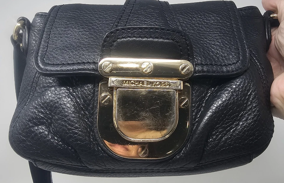 MICHAEL KORS Charlton 小号斜挎包黑色皮革金色扣锁 VGUC — 第 2/4 张图片