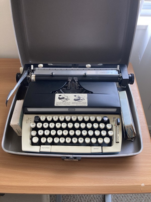 1966 Sears Forecast 12 Portable Typewriter MINT CONDITION