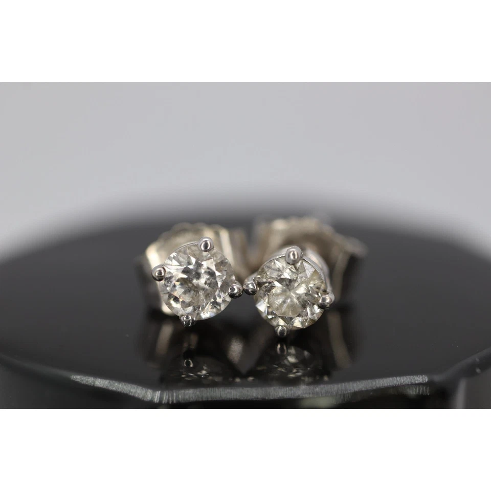 Pendientes con tachuelas de diamantes de 14k de oro de 14k. Pendientes solitario de diamantes de oro blanco de 14k. Foto 3 de 4