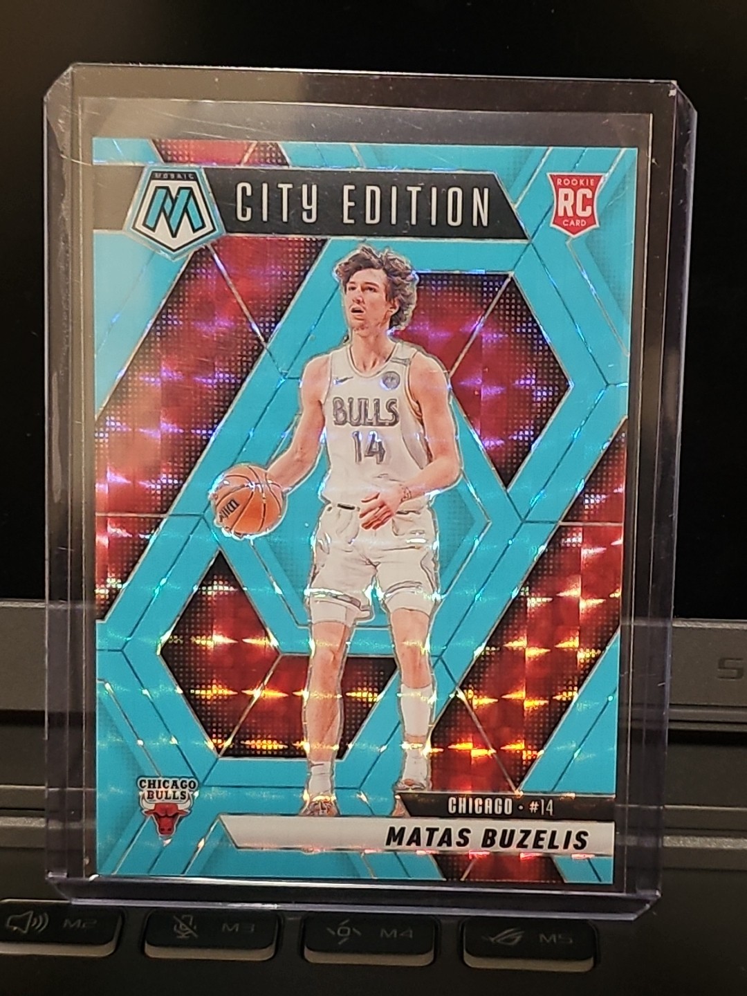 2024-25 Mosaic - City Edition Matas Buzelis #273 Fluorescent Blue Prizm /75 (RC)