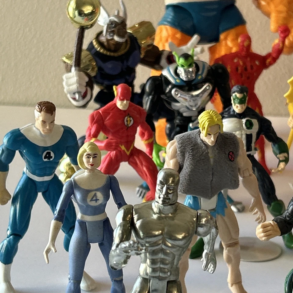 Gran Lote Mixto de 25 Figuras de Acción De Colección Años 90 Marvel DC Comics Toybiz Foto 2 de 4