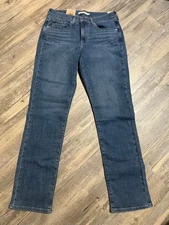 Levi's Classic Straight Leg Womens Jeans 6M 28x30 Mid Rise Denim 0082