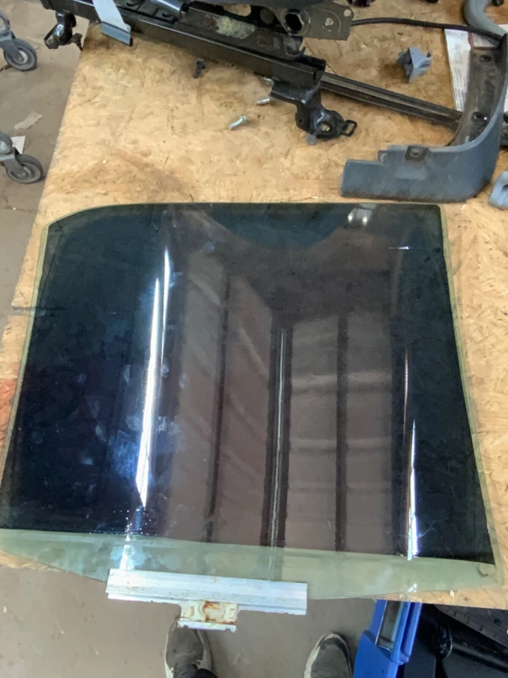 Mercedes-Benz 400E 1992 sedán puerta trasera izquierda lado del conductor ventana vidrio Foto 3 de 3