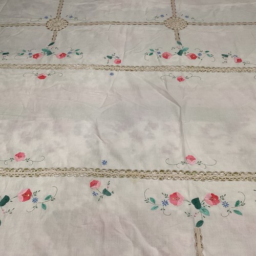 Vintage XLarge Oval Embroidered Appliqué Crochet Rounded Corners 114” X 64” MINT - Picture 9 of 12