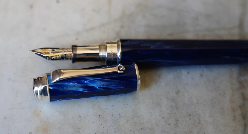 Penne Montegrappa Emblema Resina Blu Marezzata Argento Massiccio - Piuma ORO 18K - Immagine 4 di 4