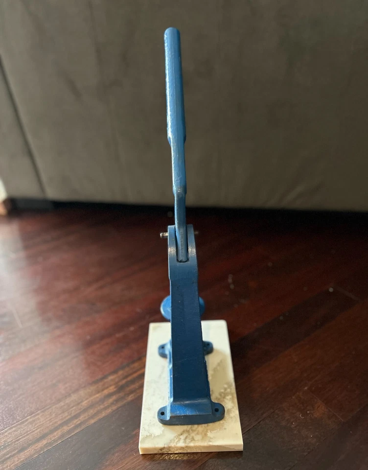 Máquina de prensa manual azul y troquel de prensa manual para botones cubiertos de tela para hacer Foto 3 de 4