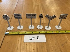 Lionel O Train Accessory Six 6 White Plastic Train Yard Signs Round base Lot F