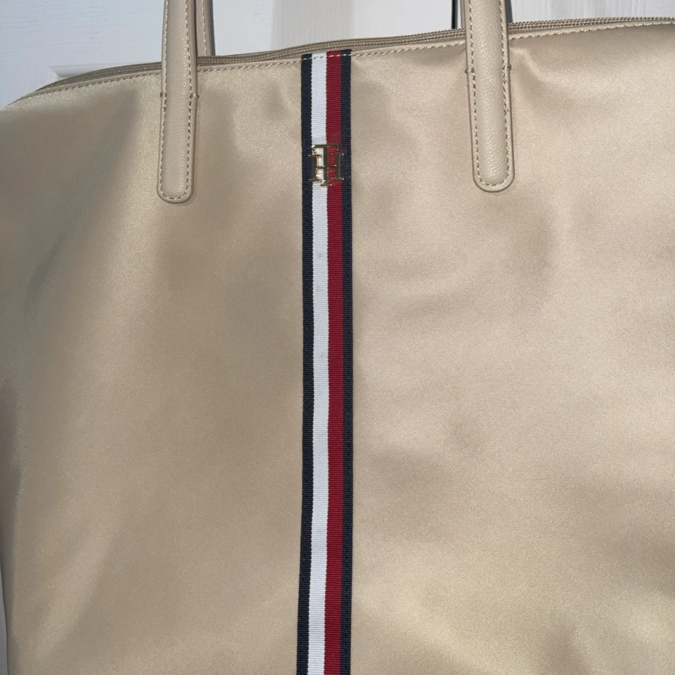 TOMMY HILFIGER Grande Cremallera Nylon Firma Rayas Bolso Cartera Bronceado Nuevo Foto 3 de 4