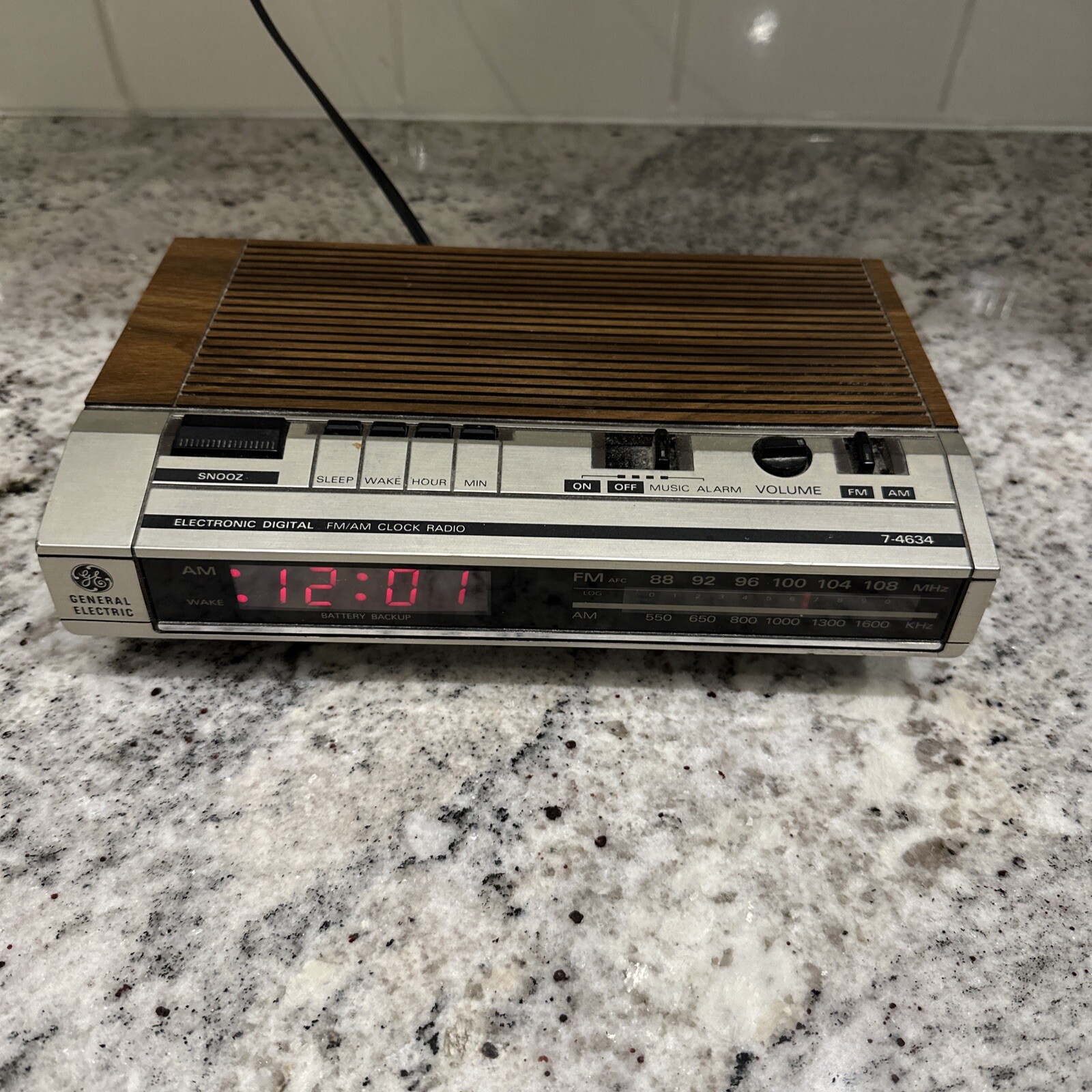 Vintage GE Model 74634B Electronic Digital Alarm Clock Radio WORKING