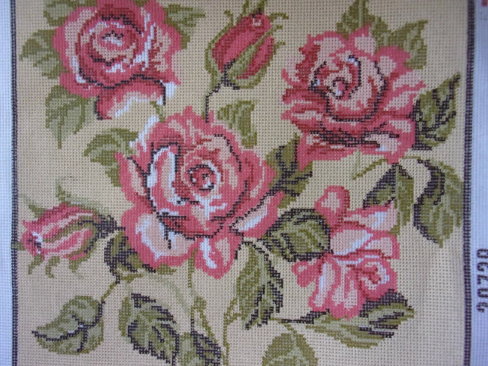 N° 20738 CANEVAS A FAIRE DES ROSES  37 cm x 37 cm sans fil et sans aiguille - Photo 2/2