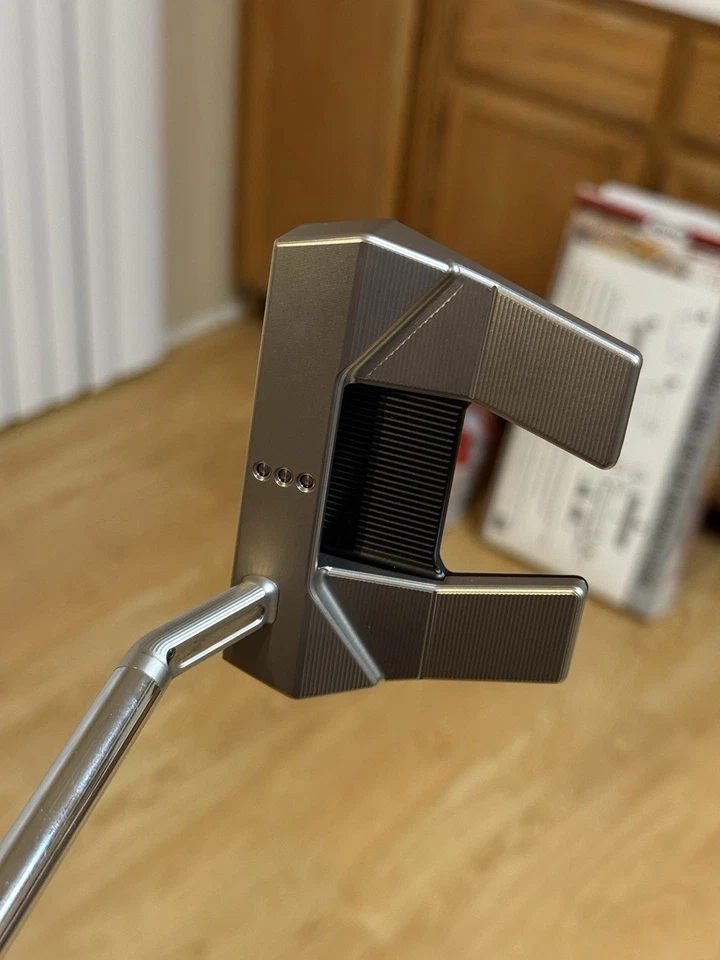 Putter Scotty Cameron Phantom 5.5 35" para diestros con cubierta Foto 3 de 4