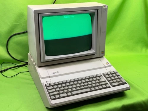 Apple IIe Computer Model A2S2128/ with Apple Monochrome Monitor IIe *READ*