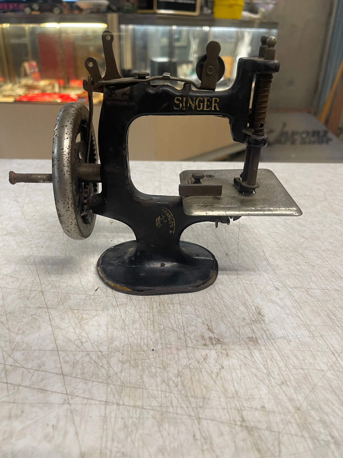 SINGER MINI SEWING MACHINE SALESMAN SAMPLE OR CHILDS TOY VINTAGE