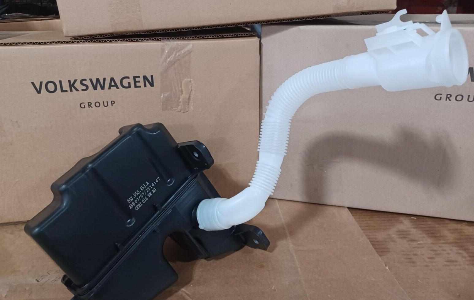 2GJ955453A BRAND NEW GENUINE VW WASHER FLUID RESEVOIR TANK TAOS  