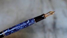 STYLO PLUME PARKER DUOFOLD INTERNATIONAL EN RESINE BLEUE MARBREE - PLUME OR 18 K