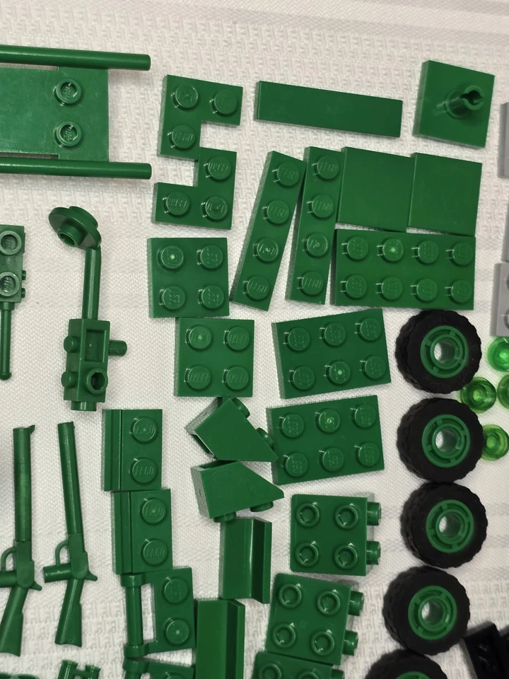 LEGO 7595 Toy Story: Army Men on Patrol Complete Green Minifigs  - Image 4 of 4