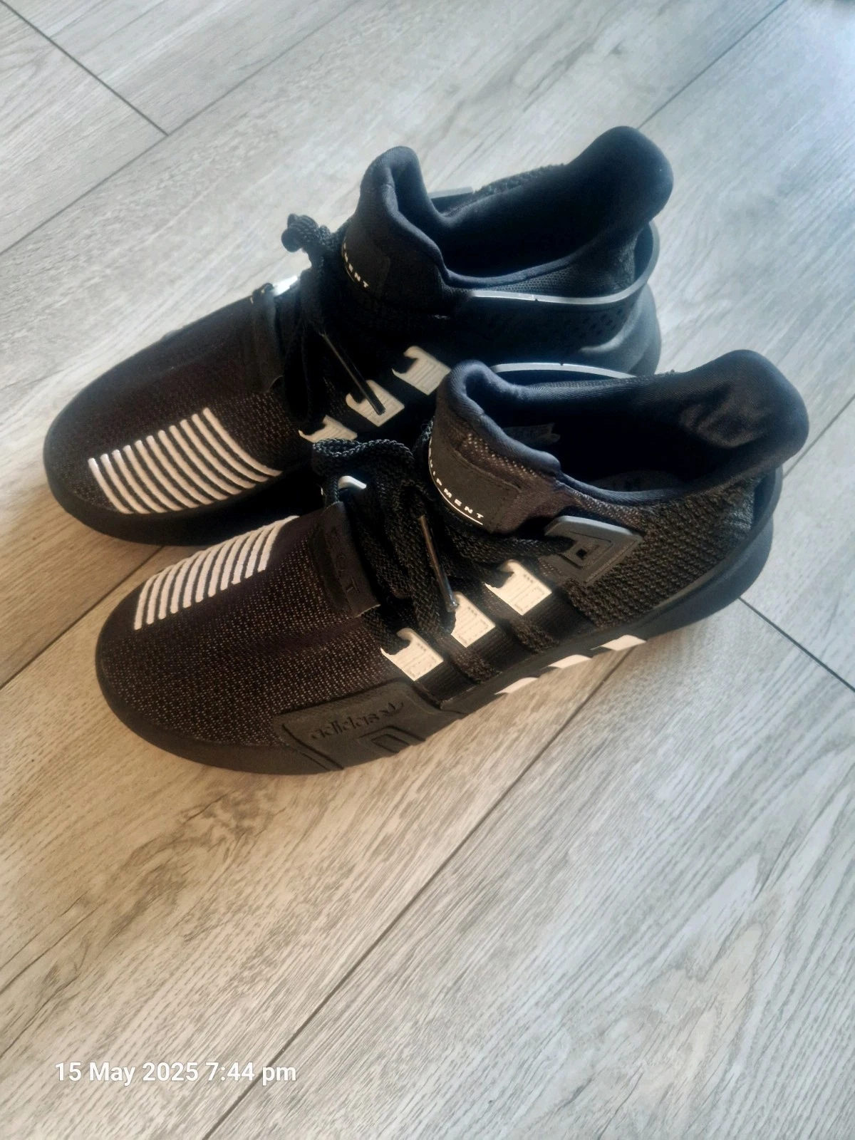Scarpe da ginnastica Adidas taglia 7. Indossato pochissimo. Ottime condizioni.
